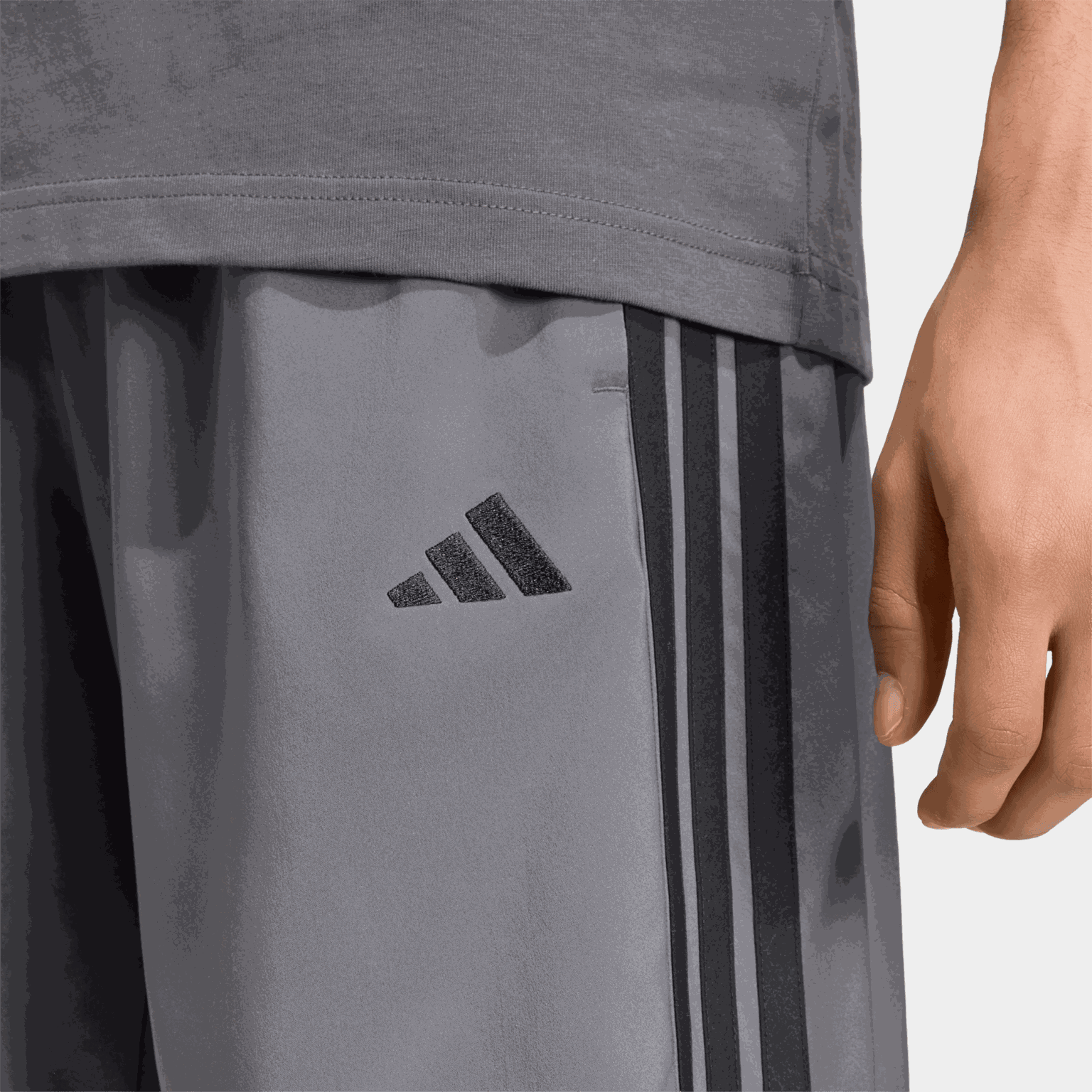 Essentials 3-Stripes Chelsea Lite Woven Shorts, shorts, herre - full image 4