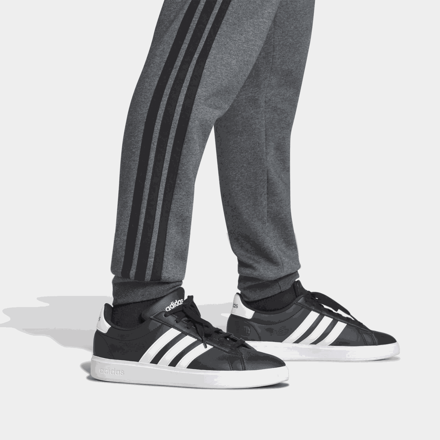 Essentials Fleece Tapered Cuff 3-Stripes, Joggebukse, herre - full image 4